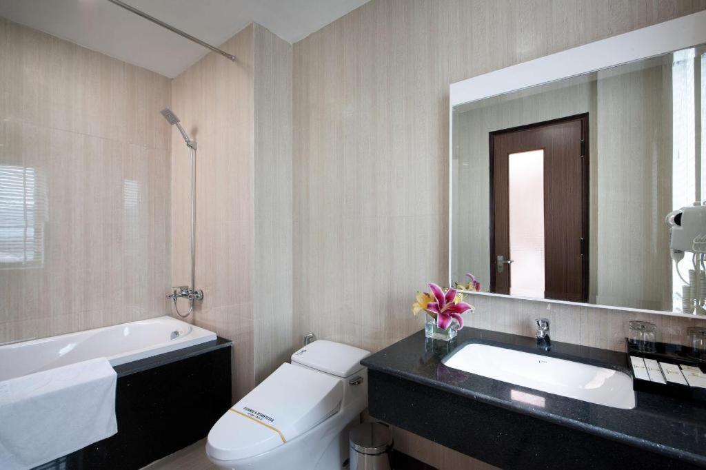 Royal Palace Hotel Tuyen Quang Exterior foto